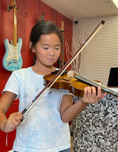 violin student at the tampa carrollwood music school location happy fun